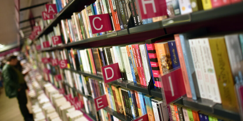 Ein alphabetisch sortiertes Bücherregal in einer Buchhandlung