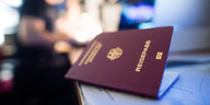 Deutscher Reisepass in rot und gold
