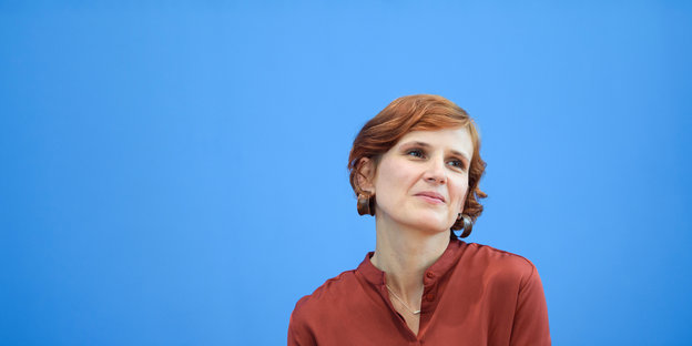 Katja Kipping schaut auf der Bundespressekonferenz Richtung Publikum