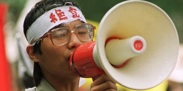 Studentenführer Wang Dan spricht in ein Megafon