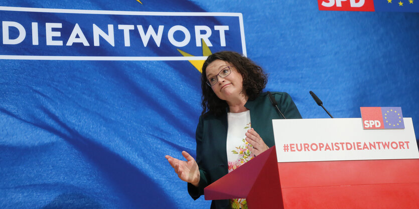 Andrea Nahles macht mit den Händen eine Geste