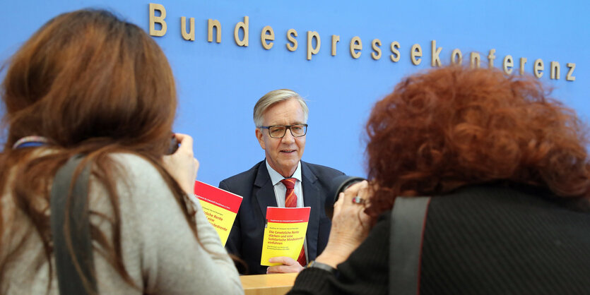 Frauen fotografieren Dietmar Bartsch in der BPK