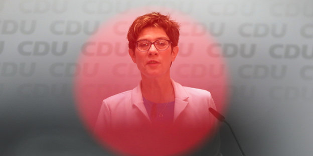 Annegret Kramp-Karrenbauer in einem roten Kamera-Kontrolllicht