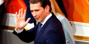 Sebastian Kurz beim Verlassen des Parlaments