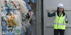 Yeo Bee Yin, Umweltministerin von Malaysia, spricht neben einem Container voller nicht recycelbarer Kunststoffe