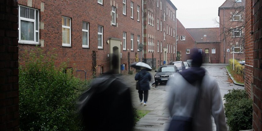 Menschen auf dem Weg zum Sozialamt in Bremerhaven.