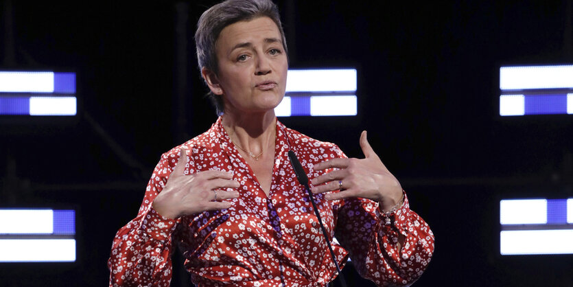 Margrethe Vestager spricht im EU-Parlament und gestikuliert