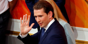 Sebastian Kurz winkt