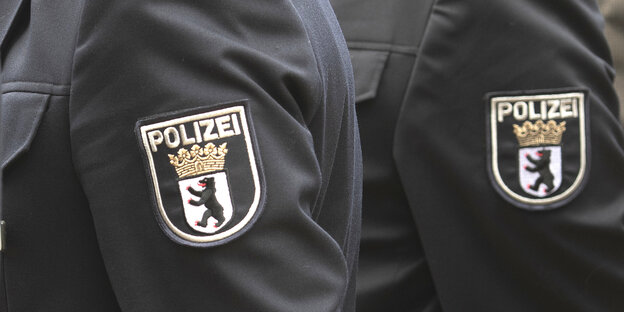 Abzeichen der Berliner Polizei an einer Uniform