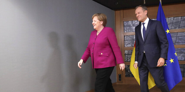 Angela Merkel und Donald Tusk lachen zusammen