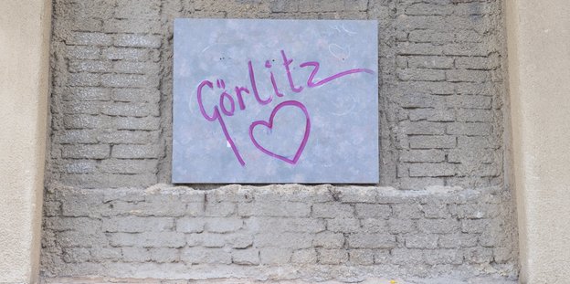 Ein Schild mit dem Schriftzug "Görlitz" und einem Herz hängt an einer Mauer