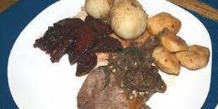 Teller mit Fleisch und Knödel