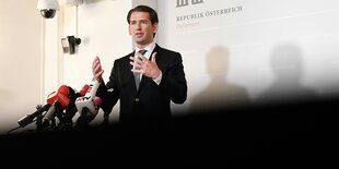 Sebastian Kurz spricht in Mikrofone