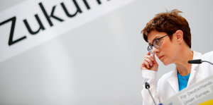 Annegret Kramp-Karrenbauer fasst ihre Brille an
