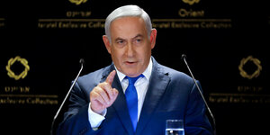 Benjamin Netanjahu zeigt mit dem Finger auf