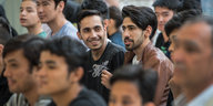 Junge Männer aus Afghanistan und dem Iran verfolgen in einer Flüchtlingsunterkunft in Neu-Isenburg eine Informationsveranstaltung über Politik in Deutschland.