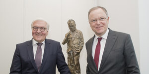 Bundespräsident Frank-Walter Steinmeier und Niedersachsens Ministerpräsident Stephan Weil (SPD) stehen neben einer Statue von Willy Brandt.