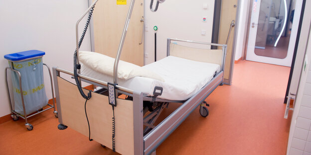 Ein leeres Krankenbett auf einem Klinikflur