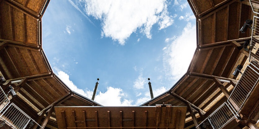 Blick in den Himmel aus dem Theater heraus