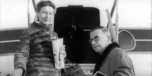 Simone de Beauvoir steht neben Jean-Paul Sartre