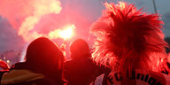 Feiernde Union-Fans mit Pyrotechnik