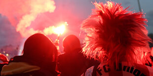 Feiernde Union-Fans mit Pyrotechnik