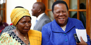 Die beiden Ministerinnen Nkosazana Dlamini Zuma (l.) und Naledi Pandor vor ihrer Vereidigung