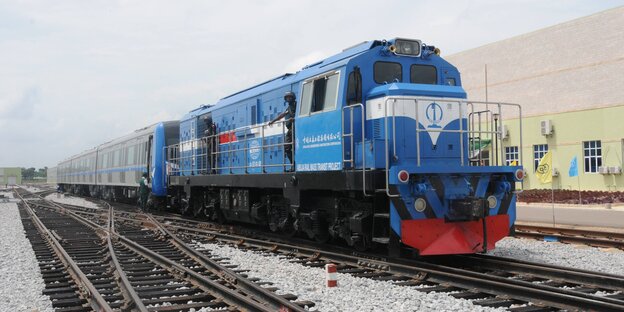 Zug auf dem Bahnhof von Abuja