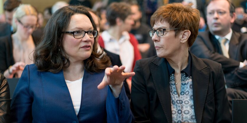 Annegret Kramp-Karrenbauer schaut Andrea Nahles an