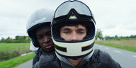 Zwei junge Männer auf einem Motorrad