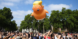 Ein Ballon, der den US-Präsidenten Trump als Baby darstellt, fliegt über dem Parliament Square, bei Protesten gegen den Besuch von Trump in Großbritannien