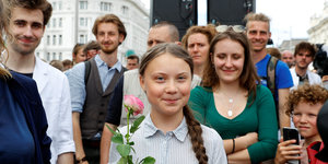 Greta Thunberg mit einer Rose in Wien.