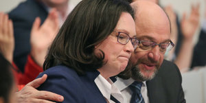 Martin Schulz legt den Arm um Andrea Nahles