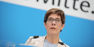 Annegret Kramp-Karrenbauer am Redepult