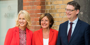 Manuela Schwesig, Malu Dreyer und Thorsten Schäfer-Gümbel stehen nebeneinander