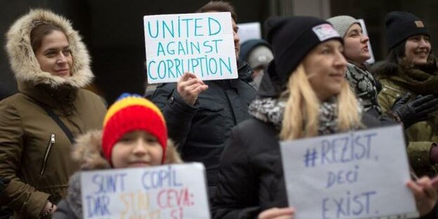 Mehrere Menschen demonstrieren gegen die korrupte rumänische Regierung