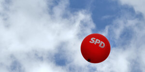 Ein roter Ballon mit der Aufschrift "SPD" vor locker bewölktem Himmel