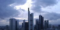 Die Skyline in Frankfurt bei bewölktem Himmel.