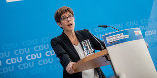 Annegret Kramp-Karrenbauer am Rednerpult