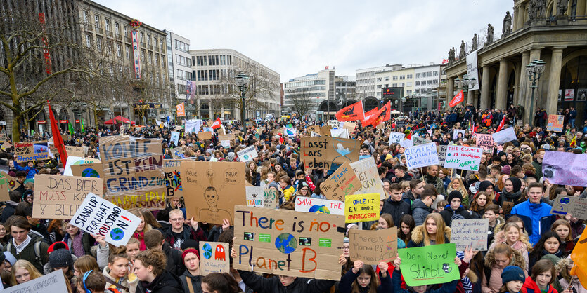 Schüler beteiligen sich an einer "Fridays for Future" - Klimademonstration in Hannovers Innenstadt.