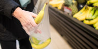 Lose Bananen in einer dünnen Plastiktüte