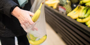 Lose Bananen in einer dünnen Plastiktüte