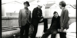 Eine Gruppe Männer auf einer schwarz-weiß Fotografie