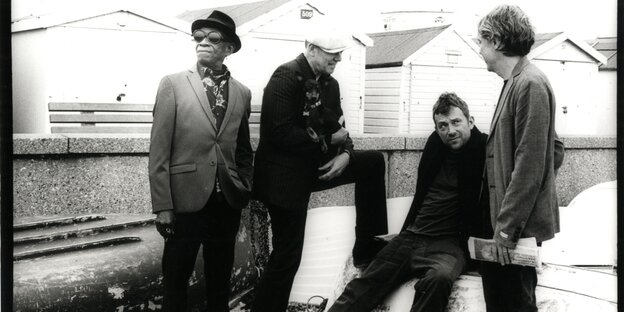 Eine Gruppe Männer auf einer schwarz-weiß Fotografie