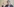 Autor Jonathan Franzen formt mit seiner rechten Hand ein O