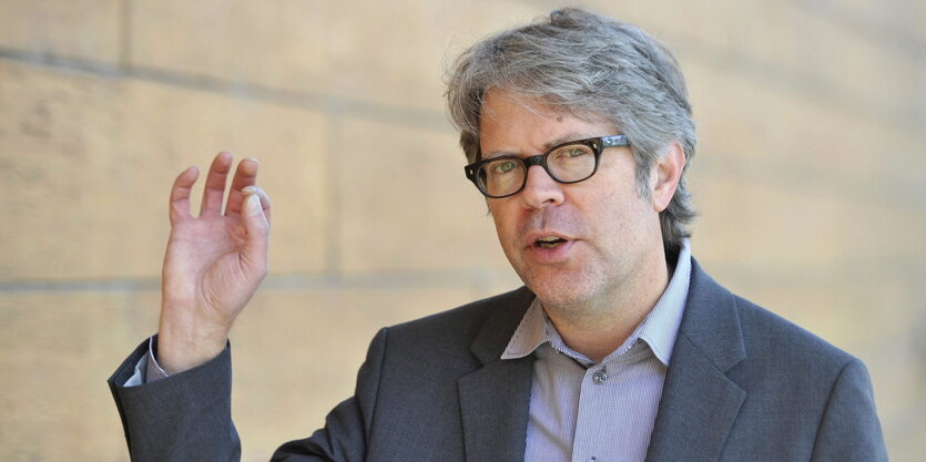 Autor Jonathan Franzen formt mit seiner rechten Hand ein O