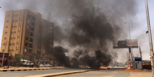 Rauchschwaden über einer Straße in Khartum