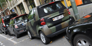 Ein Kleinwagen des Bundeswehr-Fuhrparks in Tarn-Optik parkt an in Berlin am Straßenrand.