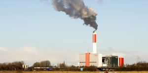 Über einen hohen Schornstein entweicht die Abluft der Müllverbrennungsanlage in Bremerhaven