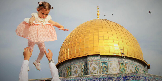 Jerusalem: Ein Mann wirft beim spielen ein Mädchen in die Luft. Muslime feiern das Festes zum Fastenbrechen (Eid al-Fitr) auf dem Gelände der al-Aqsa-Moschee. Das Fest findet im Anschluss an den islamischen Fastenmonat Ramadan statt.